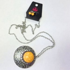 Medallion meadow yellow necklace